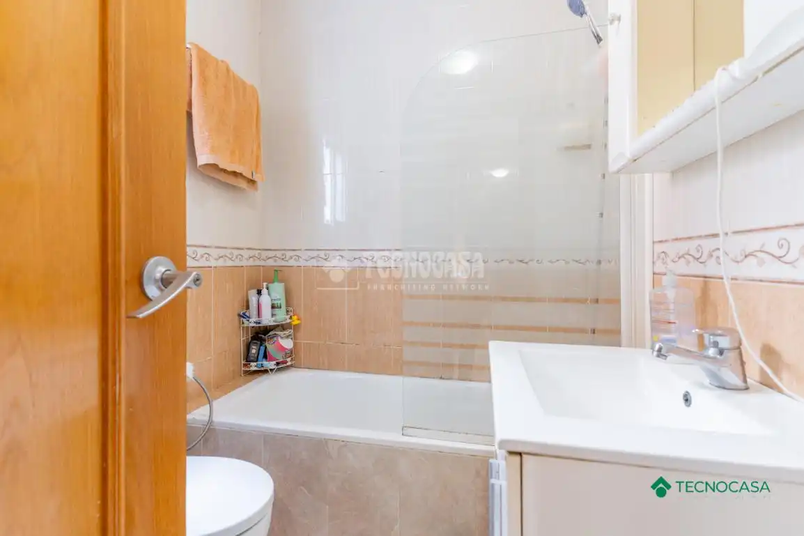 Bathroom of Flat for sale in Roquetas de Mar  with Air Conditioner and Community pool