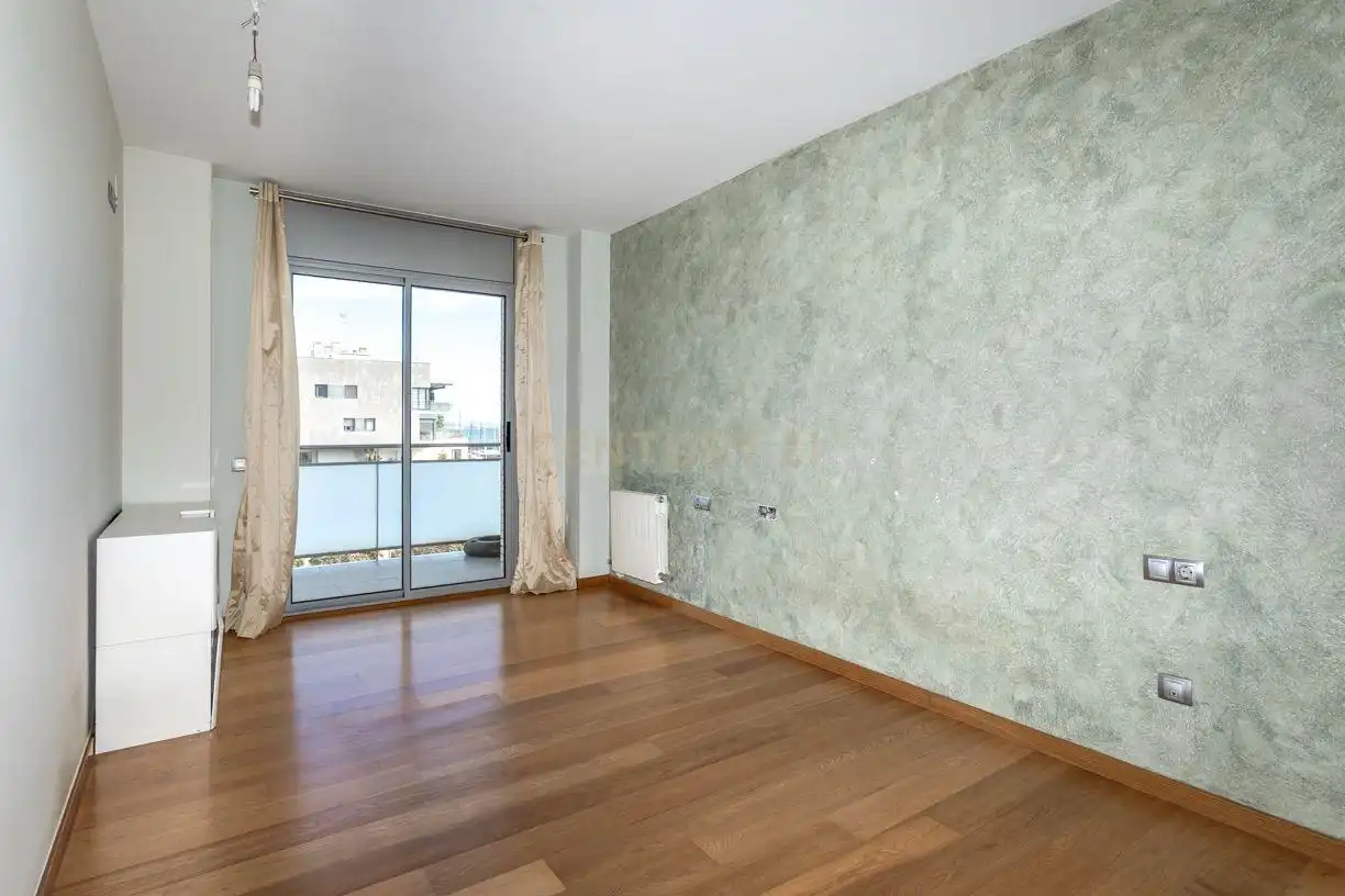 Habitación de Apartamento en venta en Badalona con Jardín privado, Piscina y Balcón