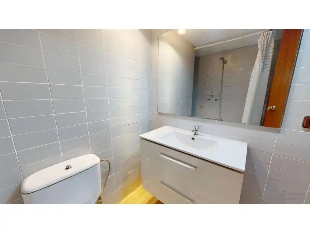 Baño de Piso en venta en Valencia con Aire acondicionado y TV