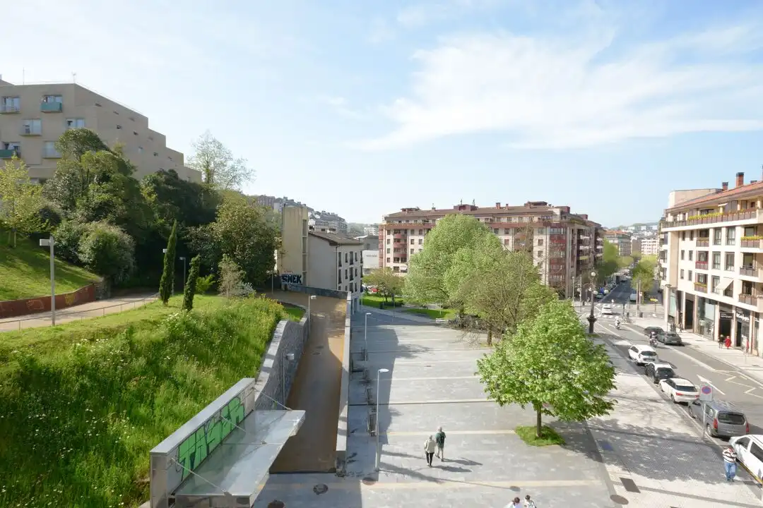 Vista exterior de Pis en venda en Donostia - San Sebastián  amb Calefacció, Traster i Balcó
