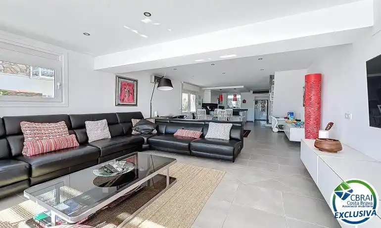 Sala de estar de Casa o chalet en venta en Empuriabrava con Aire acondicionado, Piscina y Amueblado