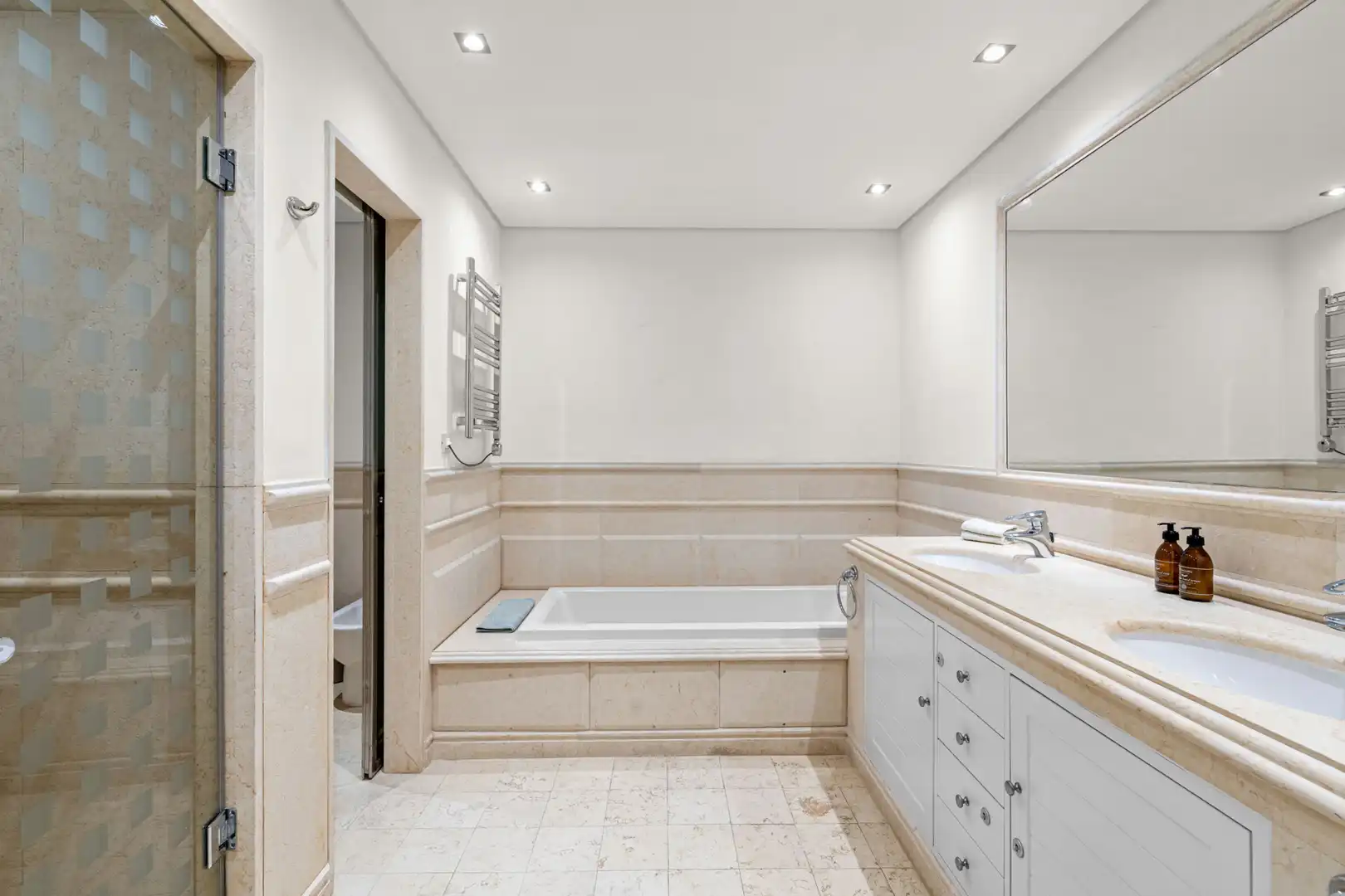 Baño de Planta baja en venta en Estepona con Aire acondicionado, Terraza y Piscina