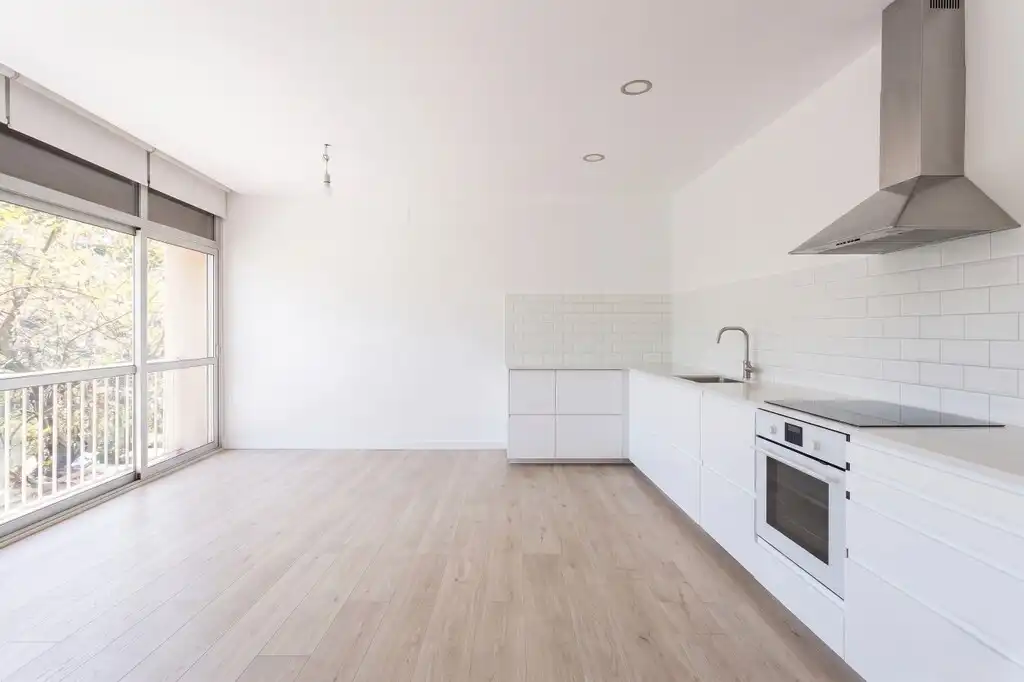 Cuina de Apartament en venda en Barcelona amb Aire condicionat, Parquet i Balcó