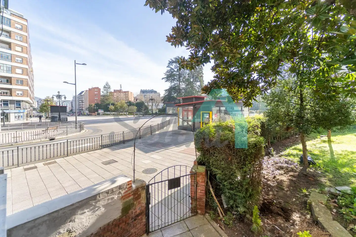 Vista exterior de Piso en venta en Oviedo  con Calefacción, Parquet y Terraza