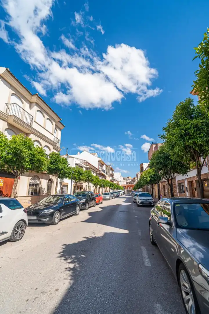 Vista exterior de Casa adosada en venda en Linares amb Aire condicionat i Terrassa