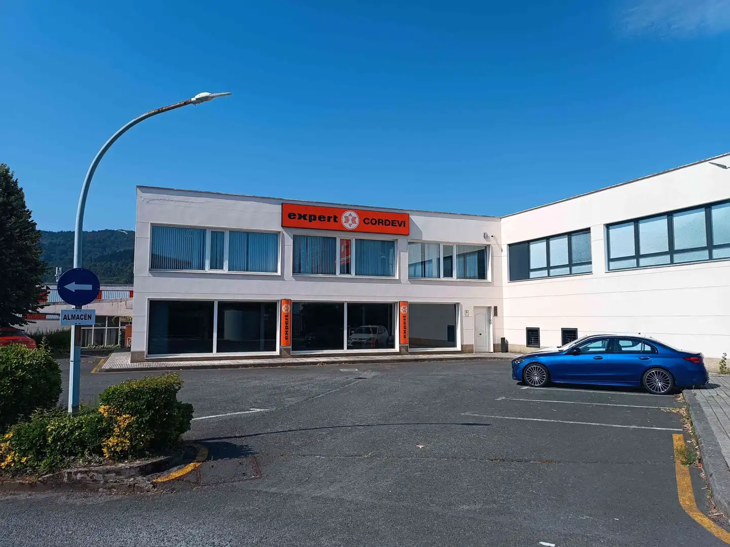 Vista exterior de Nave industrial en venta en Derio
