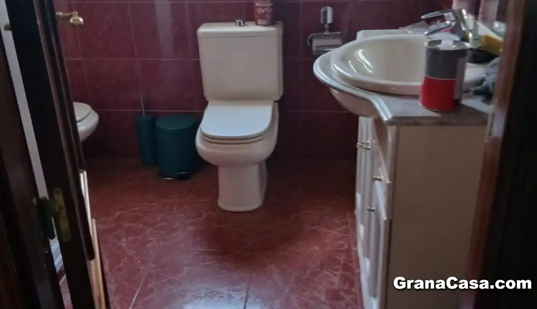 Bany de Casa adosada en venda en Granada amb Aire condicionat, Calefacció i Jardí privat
