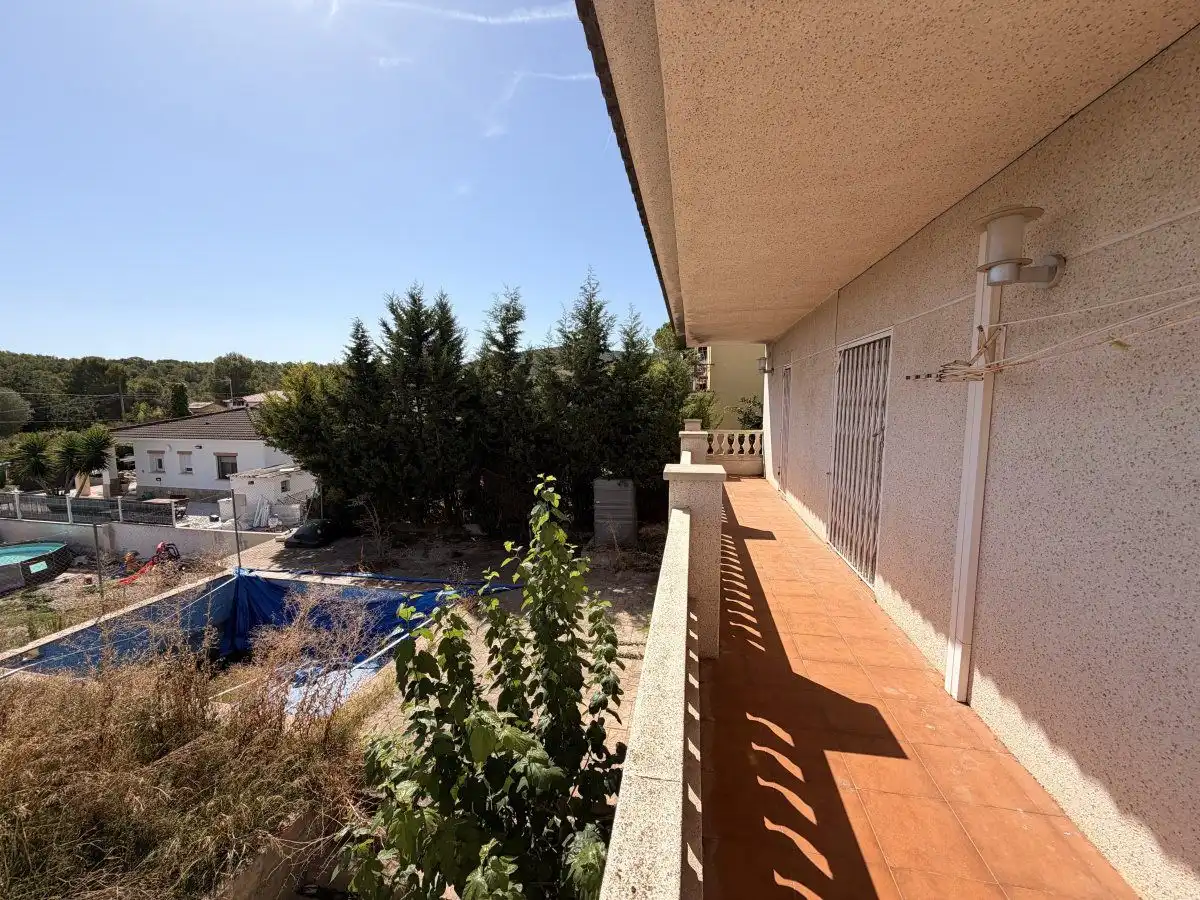 Außenansicht von Haus oder Chalet zum Verkauf in La Bisbal del Penedès mit Privatgarten, Schwimmbad und Balkon