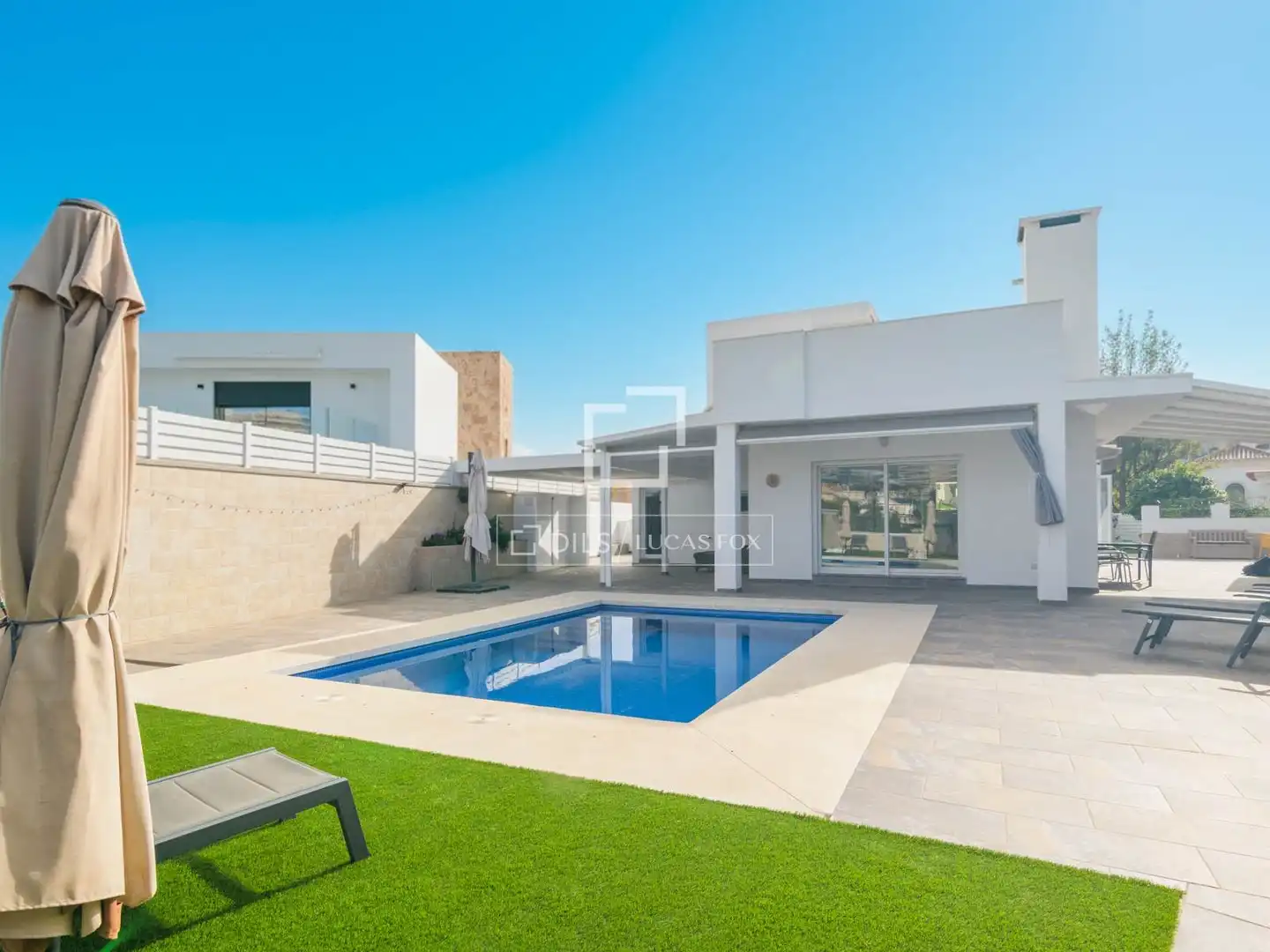 Vista exterior de Casa o xalet en venda en Benalmádena amb Aire condicionat, Calefacció i Jardí privat