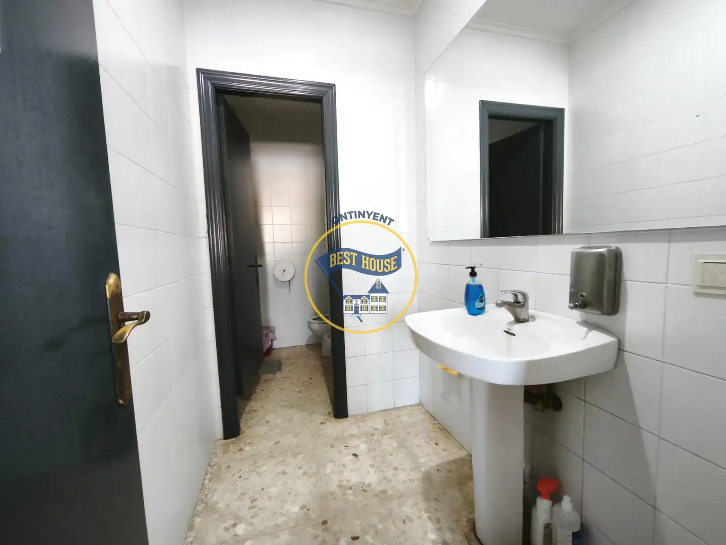 Badezimmer von Fabrikhallen zum Verkauf in Cañada