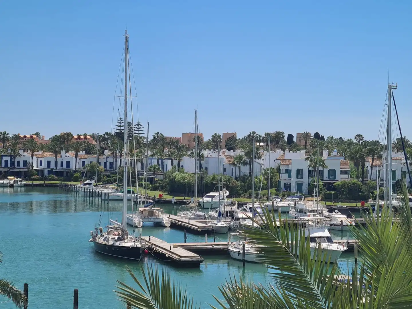 Vista exterior de Casa adosada de alquiler en Sotogrande con Aire acondicionado, Calefacción y Terraza