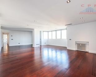 Living room of Flat to rent in  Madrid Capital  with Air Conditioner, Heating and Parquet flooring