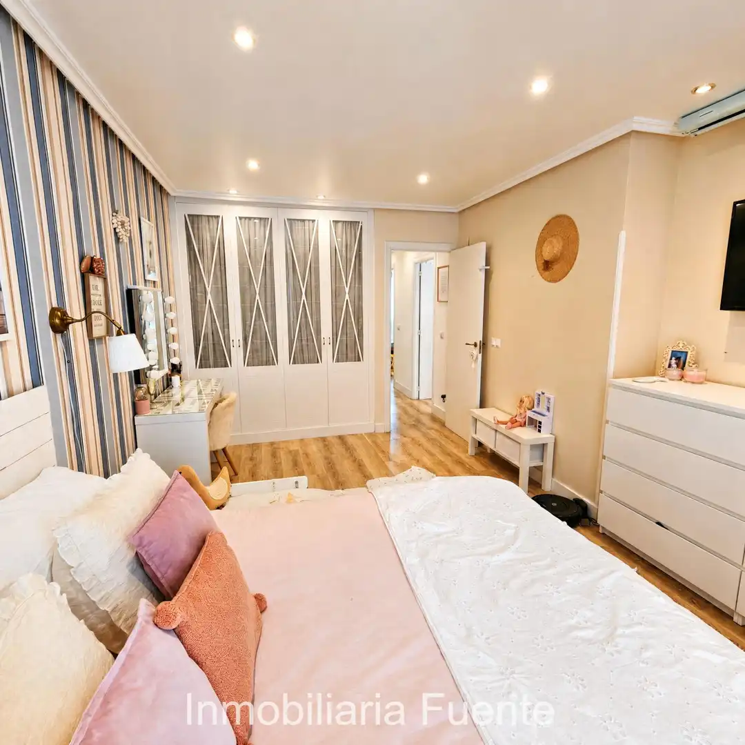 Schlafzimmer von Einfamilien-Reihenhaus zum Verkauf in Muskiz mit Heizung, Privatgarten und Terrasse