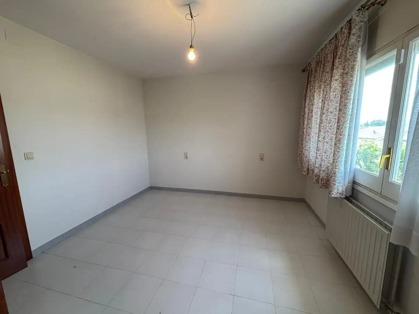 Habitación de Casa adosada en venta en Sant Esteve Sesrovires con Calefacción, Terraza y Trastero
