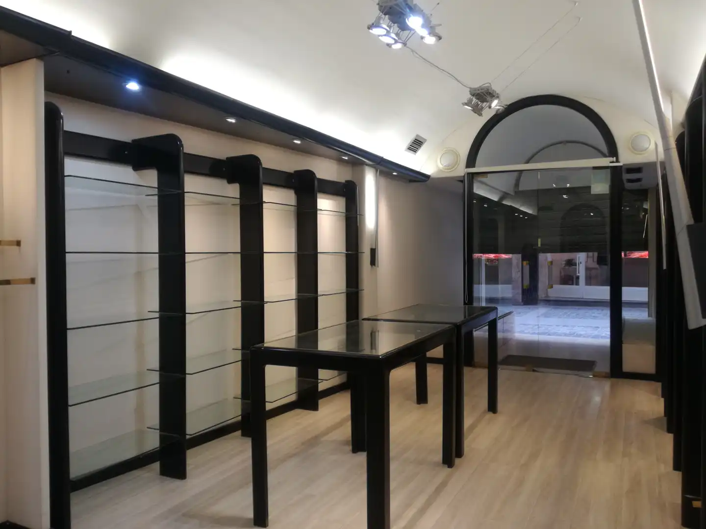 Local comercial en venta en Travesía Teatinos 4, imagen 2