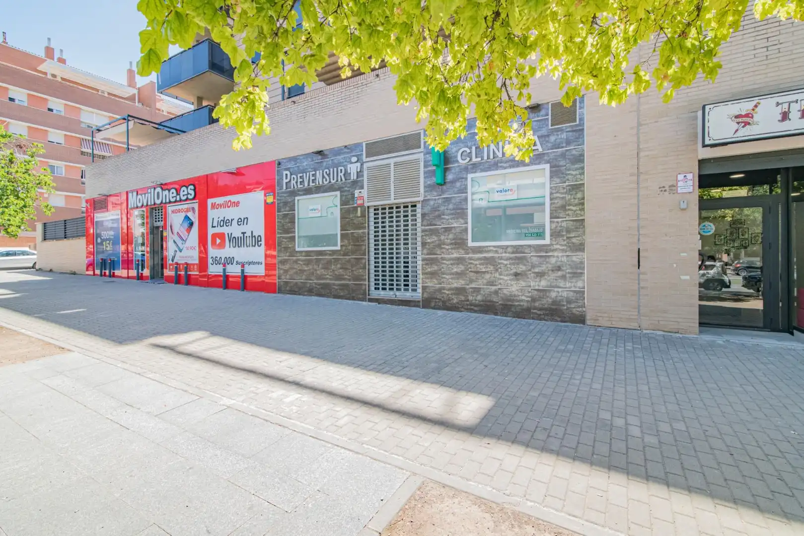 Vista exterior de Local en venda en Granada amb Aire condicionat