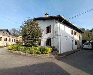 Vista exterior de Casa o xalet en venda en Berriz amb Jardí privat