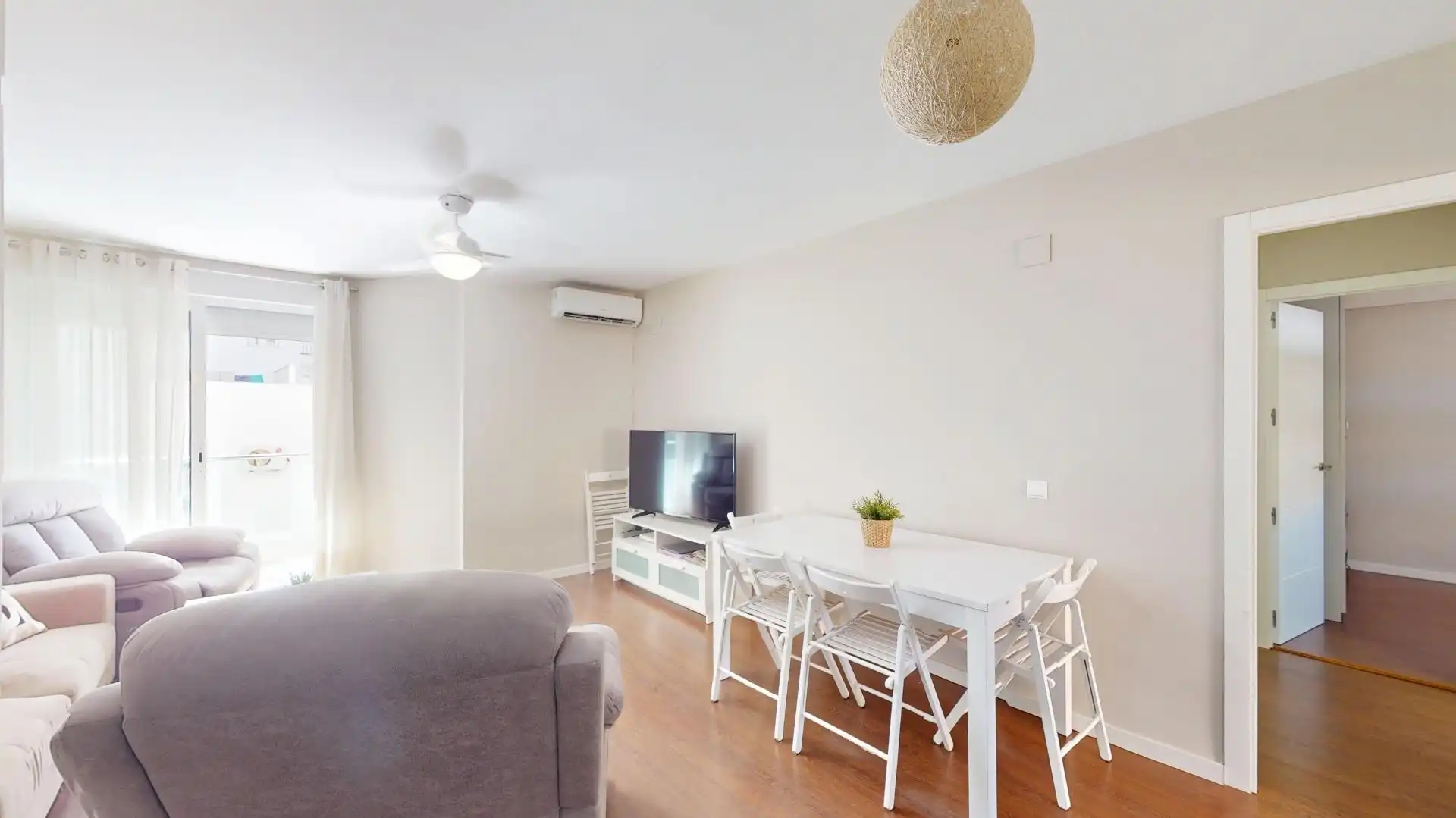 Sala de estar de Piso de alquiler en Fuengirola con Aire acondicionado, Parquet y Terraza