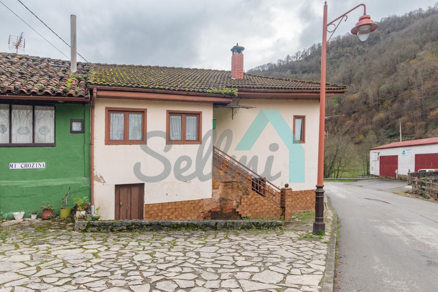 Vista exterior de Casa adosada en venda en Quirós amb Calefacció i Traster