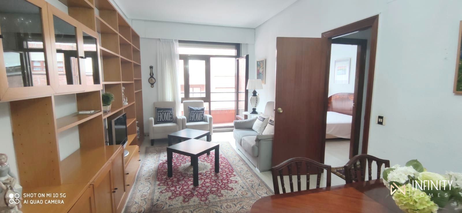 Sala d'estar de Pis de lloguer en Bilbao  amb Calefacció, Terrassa i Forn