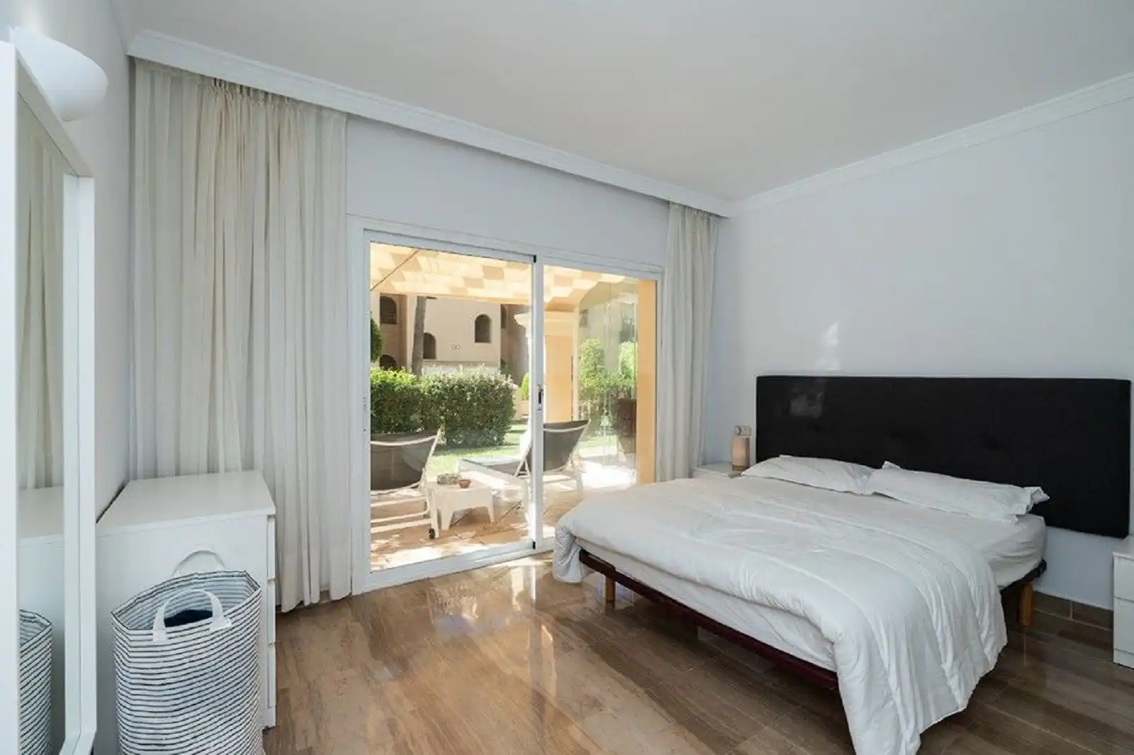 Dormitori de Apartament en venda en Marbella amb Aire condicionat, Terrassa i Piscina