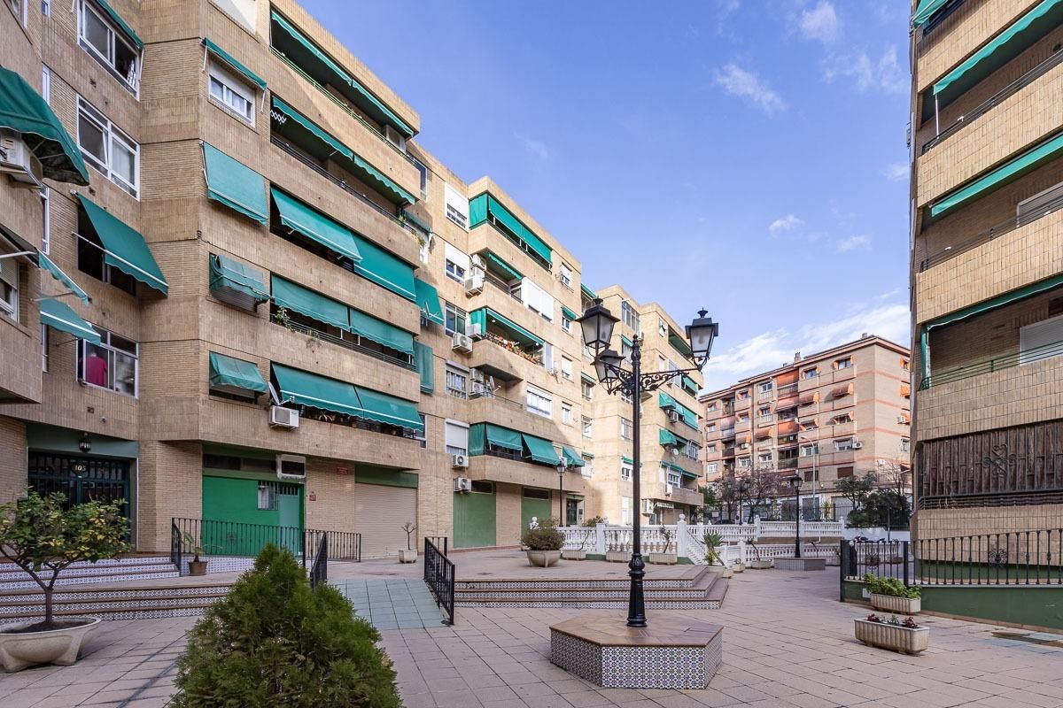 Exterior view of Flat for sale in  Granada Capital  with Air Conditioner, Heating and Terrace