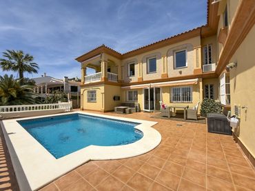 Villa con piscina in vendita a Coín
