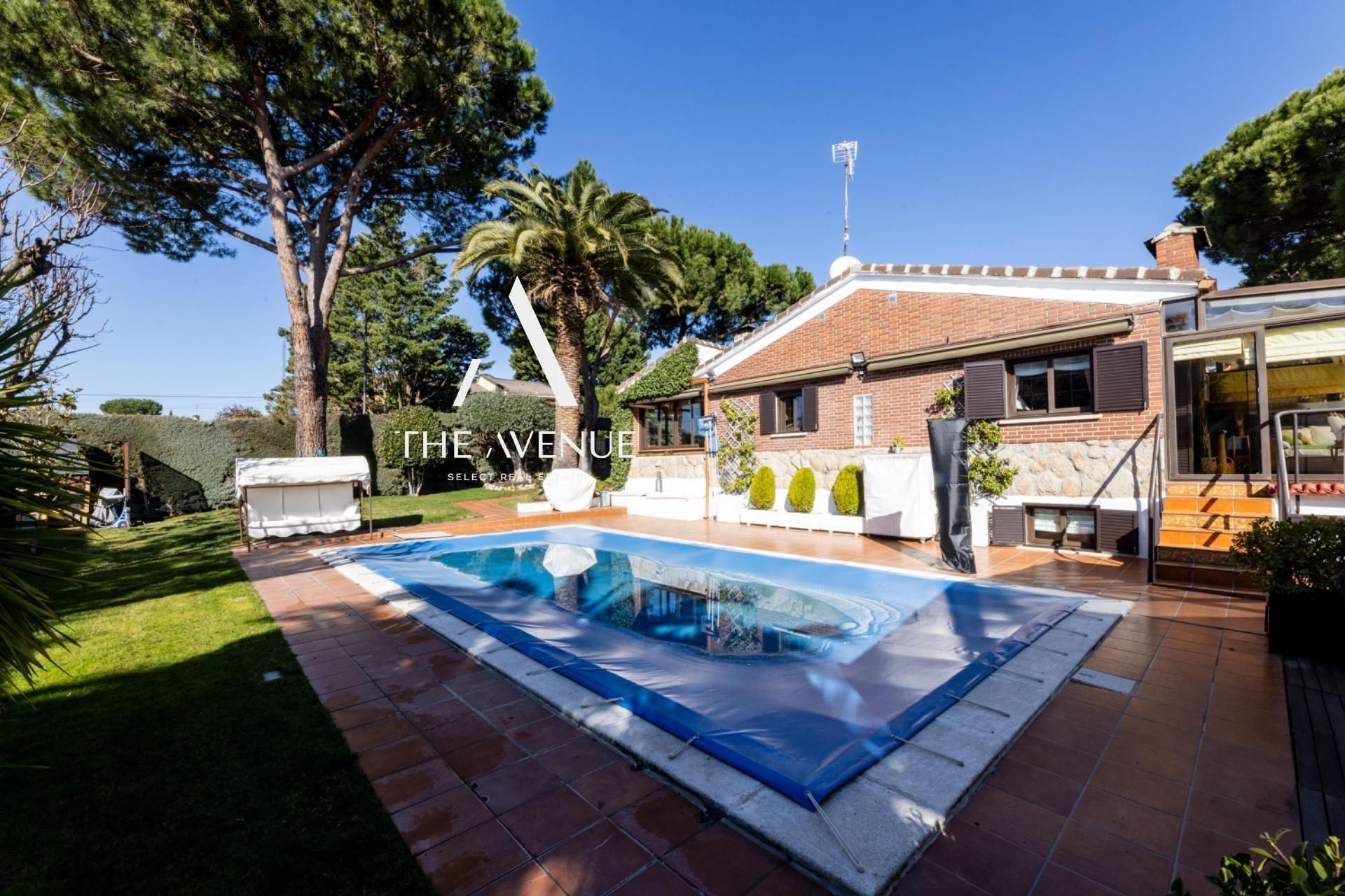 Piscina de Casa o xalet en venda en Boadilla del Monte amb Aire condicionat, Calefacció i Jardí privat