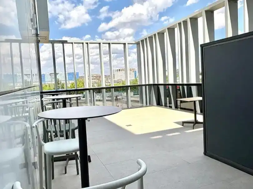 Terrasse von Loft zur Miete in La Moraleja mit Klimaanlage, Schwimmbad und Möbliert