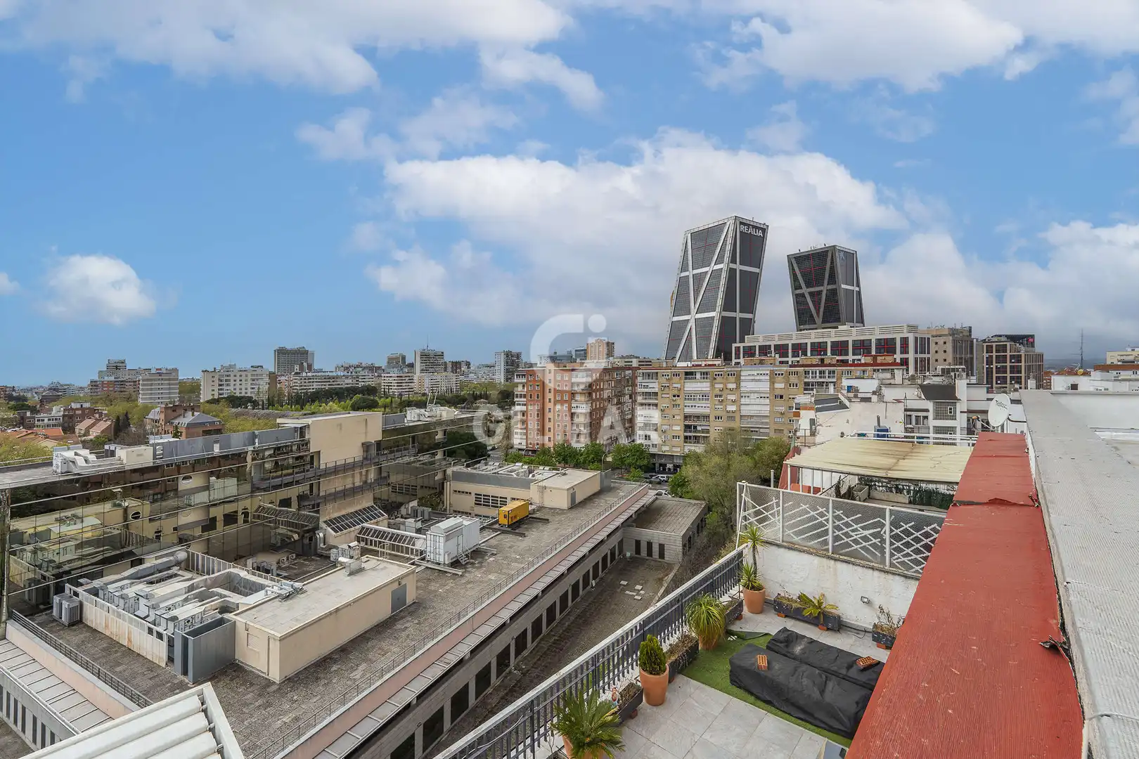 Vista exterior de Piso en venta en Madrid con Calefacción, Piscina y Balcón