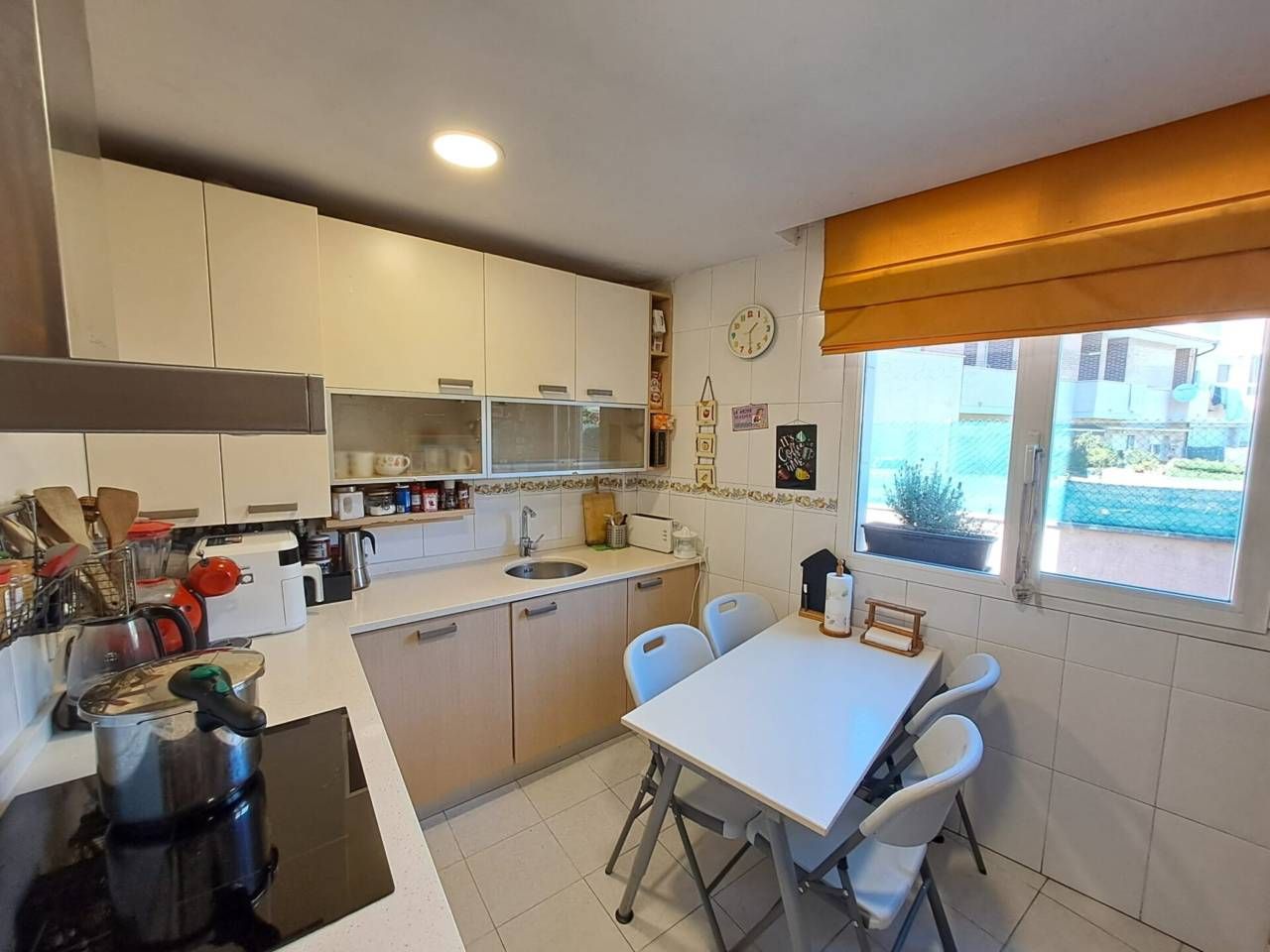 Cuina de Casa adosada en venda en Burgos Capital amb Calefacció, Jardí privat i Parquet