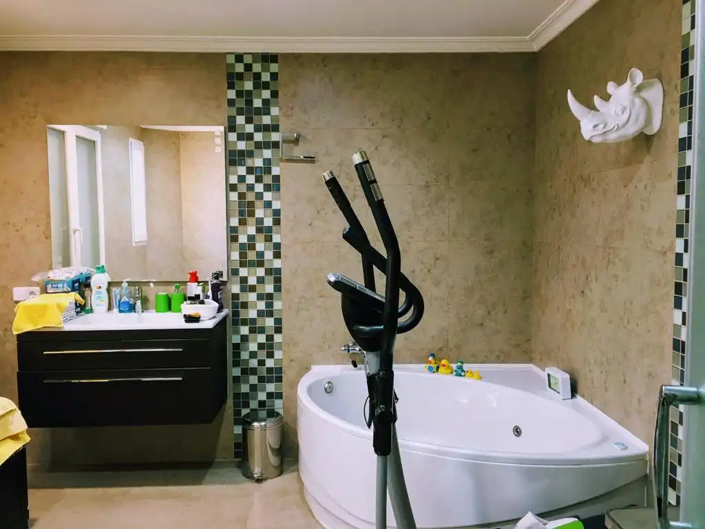 Badezimmer von Wohnung zur Miete in Madrid mit Klimaanlage, Heizung und Parkett