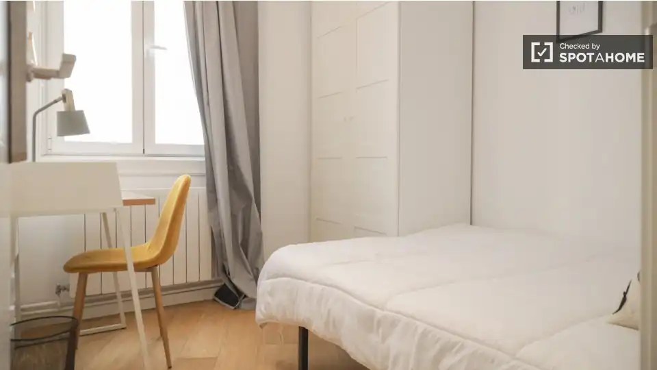 Bedroom of Flat for share in Centro