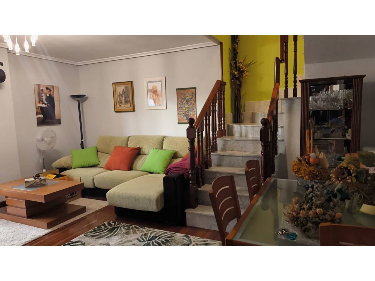 Sala d'estar de Dúplex en venda en León Capital  amb Calefacció, Parquet i Traster