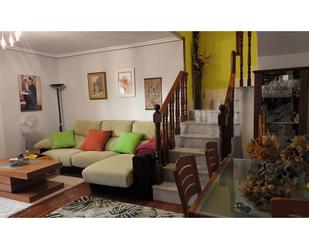 Sala d'estar de Dúplex en venda en León Capital  amb Calefacció, Parquet i Traster