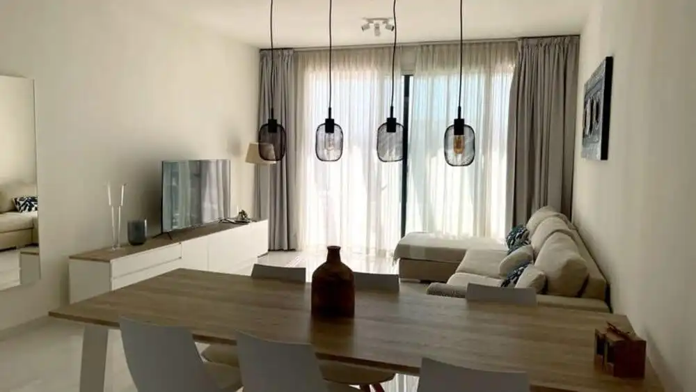 Sala d'estar de Àtic de lloguer en Estepona amb Aire condicionat, Terrassa i Piscina