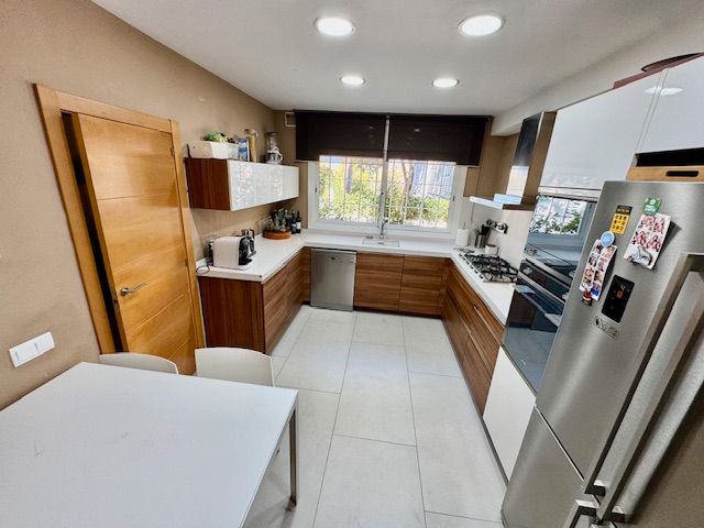 Cocina de Casa adosada de alquiler en Sant Cugat del Vallès con Aire acondicionado, Calefacción y Jardín privado