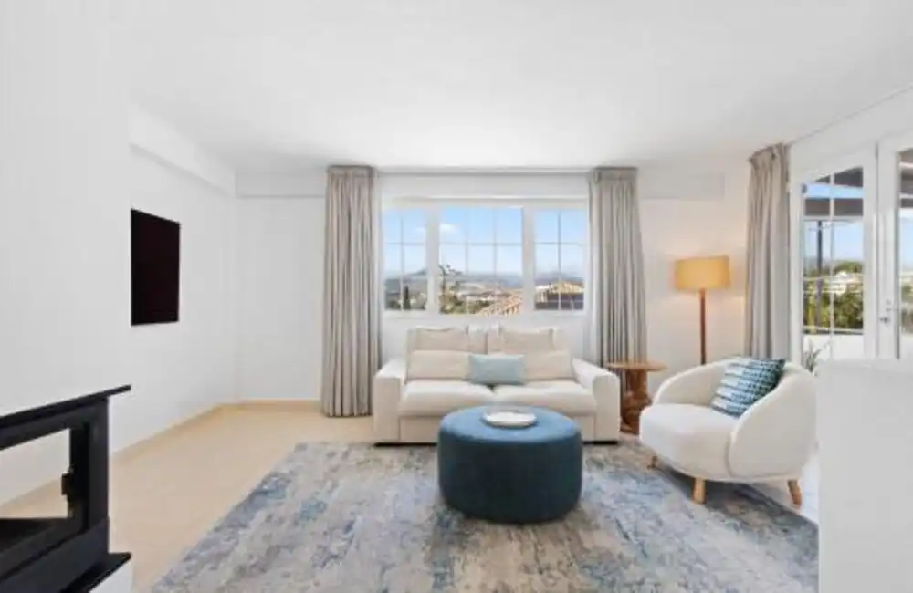Sala d'estar de Casa adosada en venda en Marbella amb Aire condicionat, Jardí privat i Terrassa