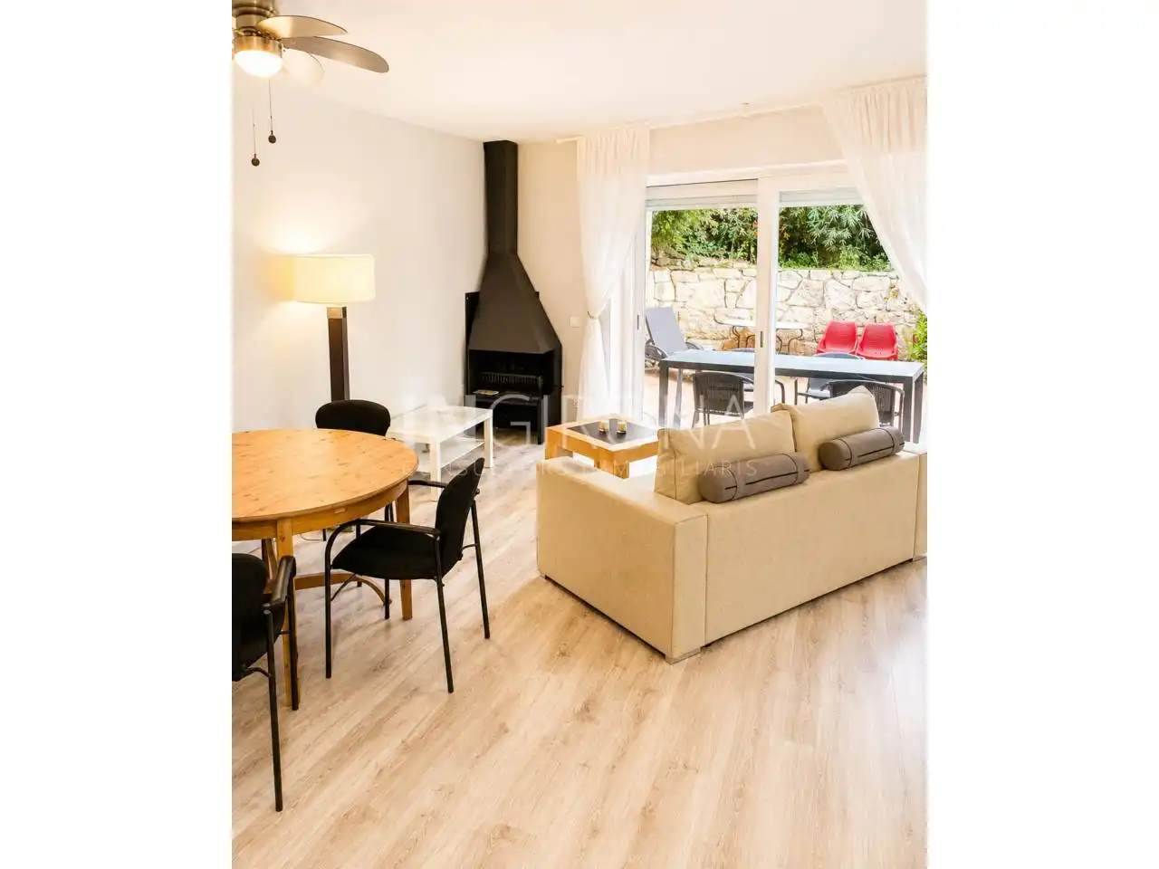 Sala de estar de Piso en venta en Girona con Aire acondicionado, Calefacción y Jardín privado