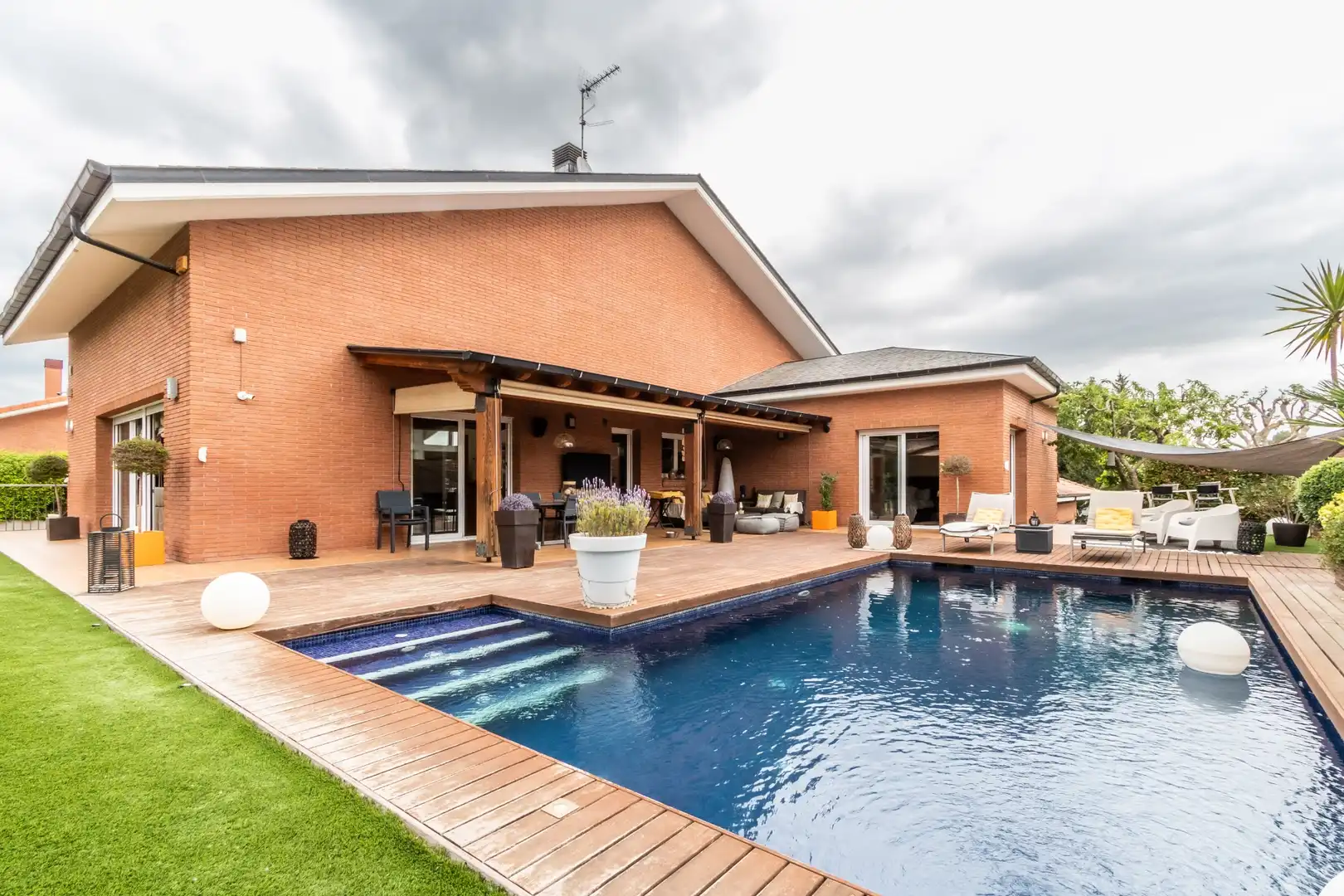 Piscina de Casa o xalet en venda en Sant Quirze del Vallès amb Aire condicionat, Calefacció i Jardí privat