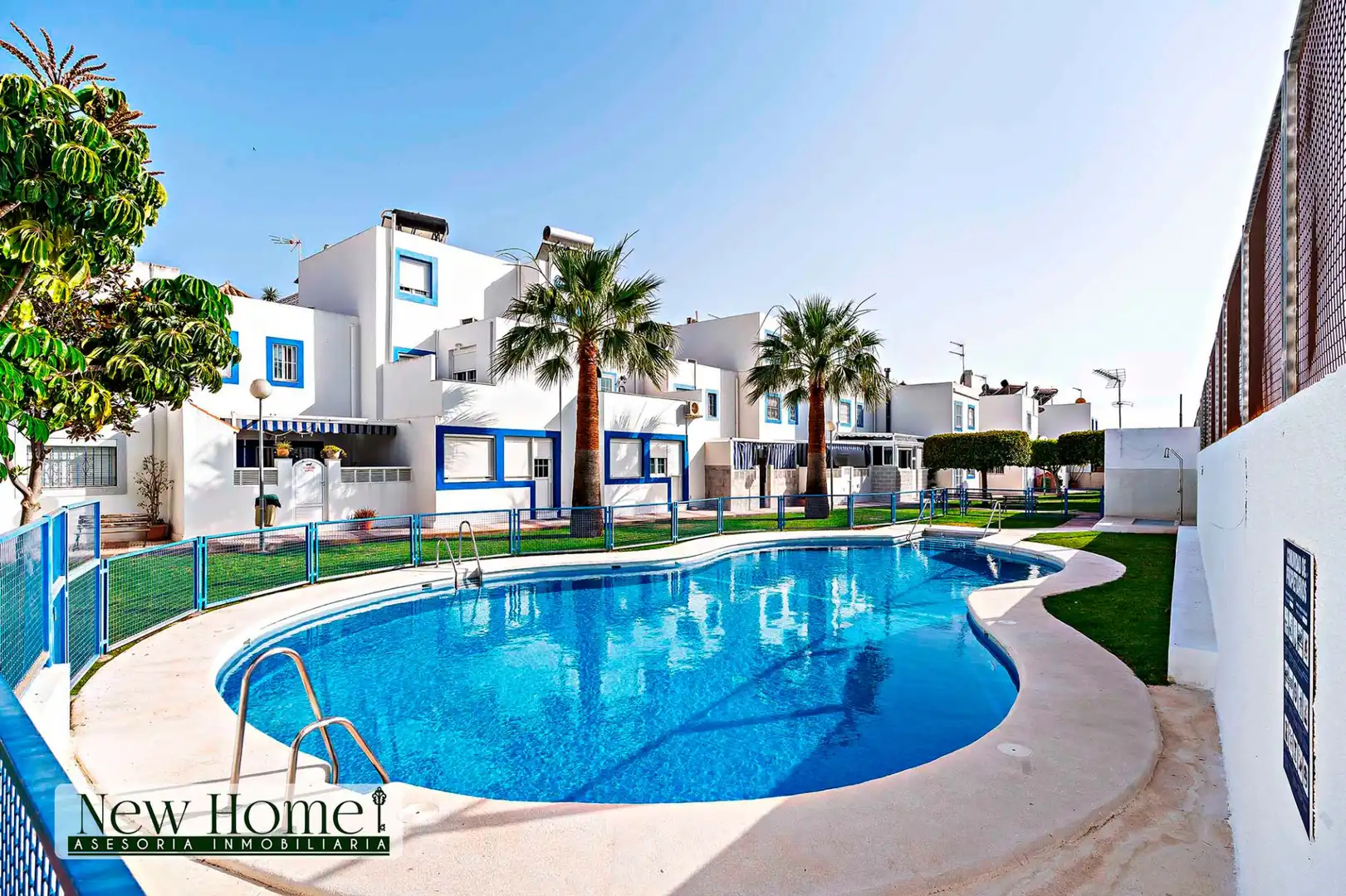 Vista exterior de Casa adosada en venta en Roquetas de Mar con Terraza, Amueblado y Piscina comunitaria