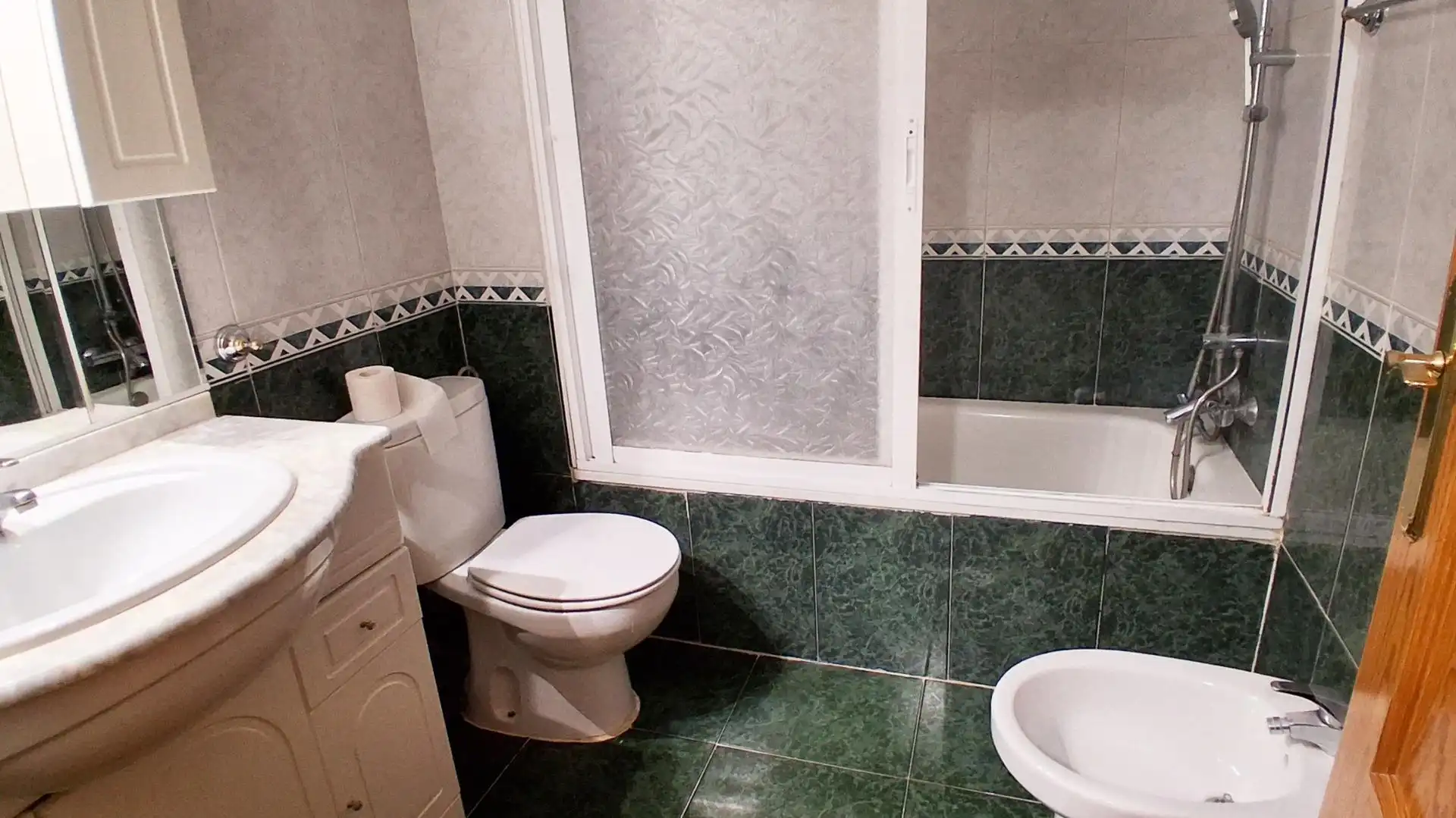 Badezimmer von Einfamilien-Reihenhaus zum Verkauf in Cabrerizos mit Heizung, Abstellraum und Schwimmbad