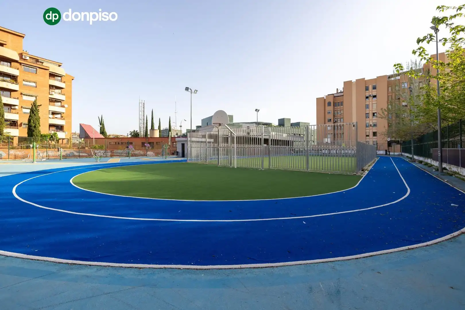 Vista exterior de Pis en venda en Granada amb Terrassa, Traster i Balcó