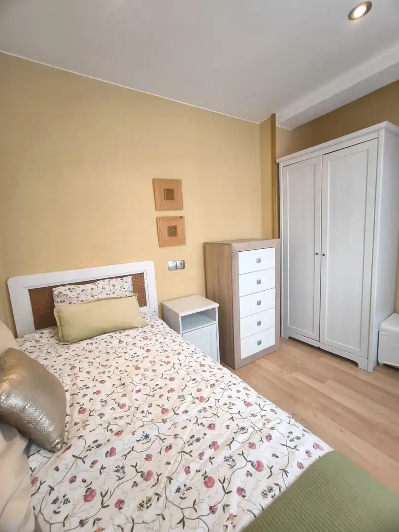 Bedroom of Flat for rent in Oviedo   with Heating and Furnished