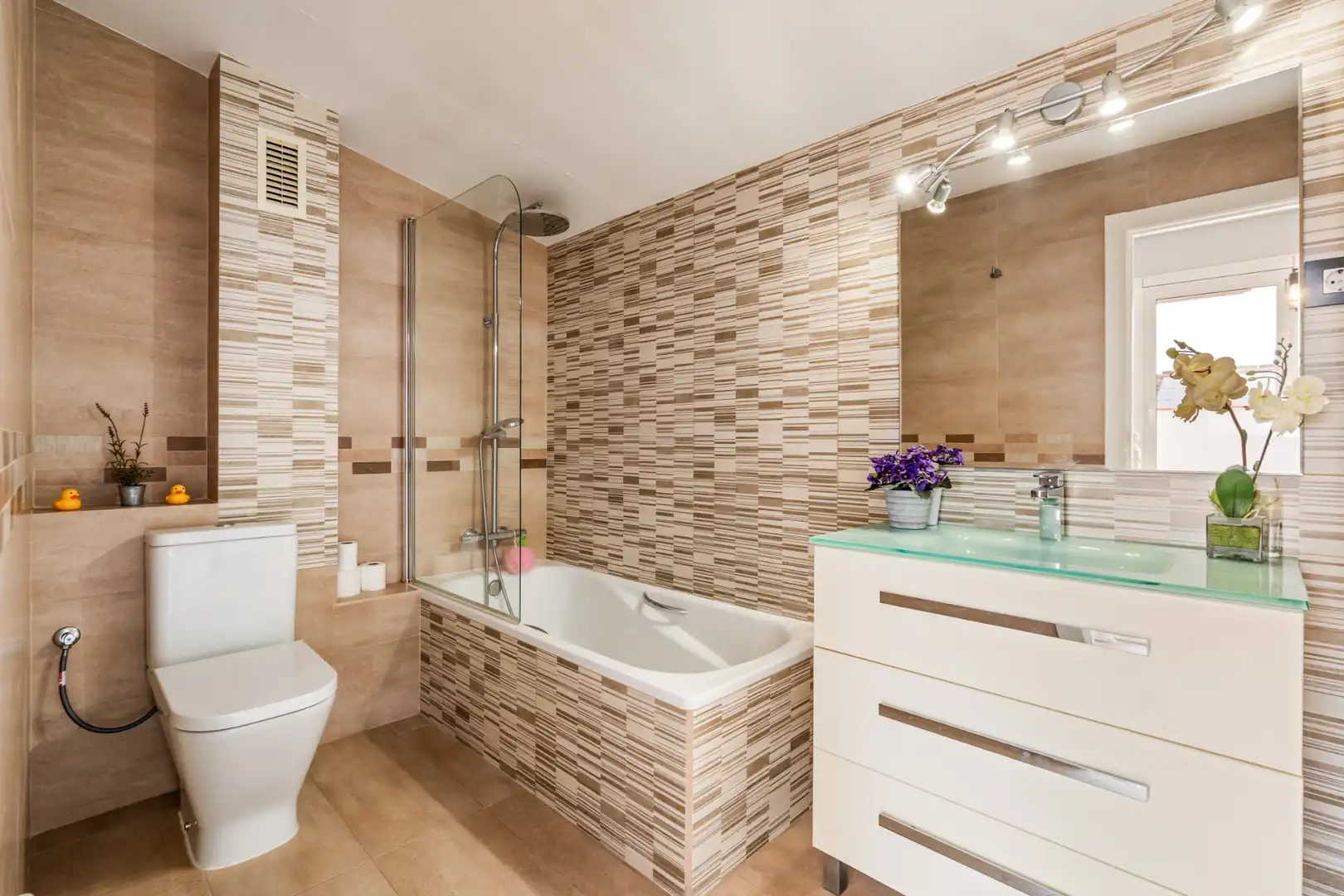 Baño de Casa adosada en venta en Viladecans con Aire acondicionado, Calefacción y Parquet