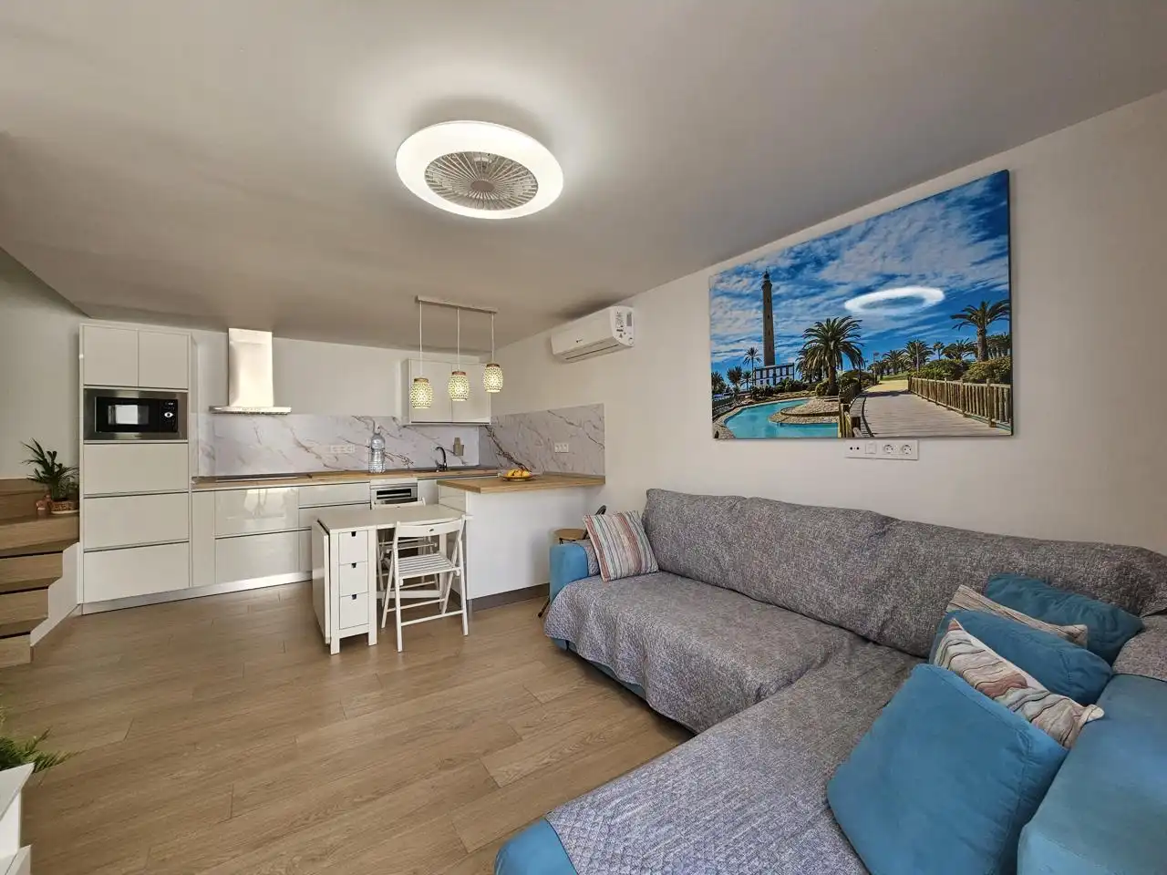 Sala d'estar de Dúplex de lloguer en San Bartolomé de Tirajana amb Aire condicionat, Terrassa i Moblat