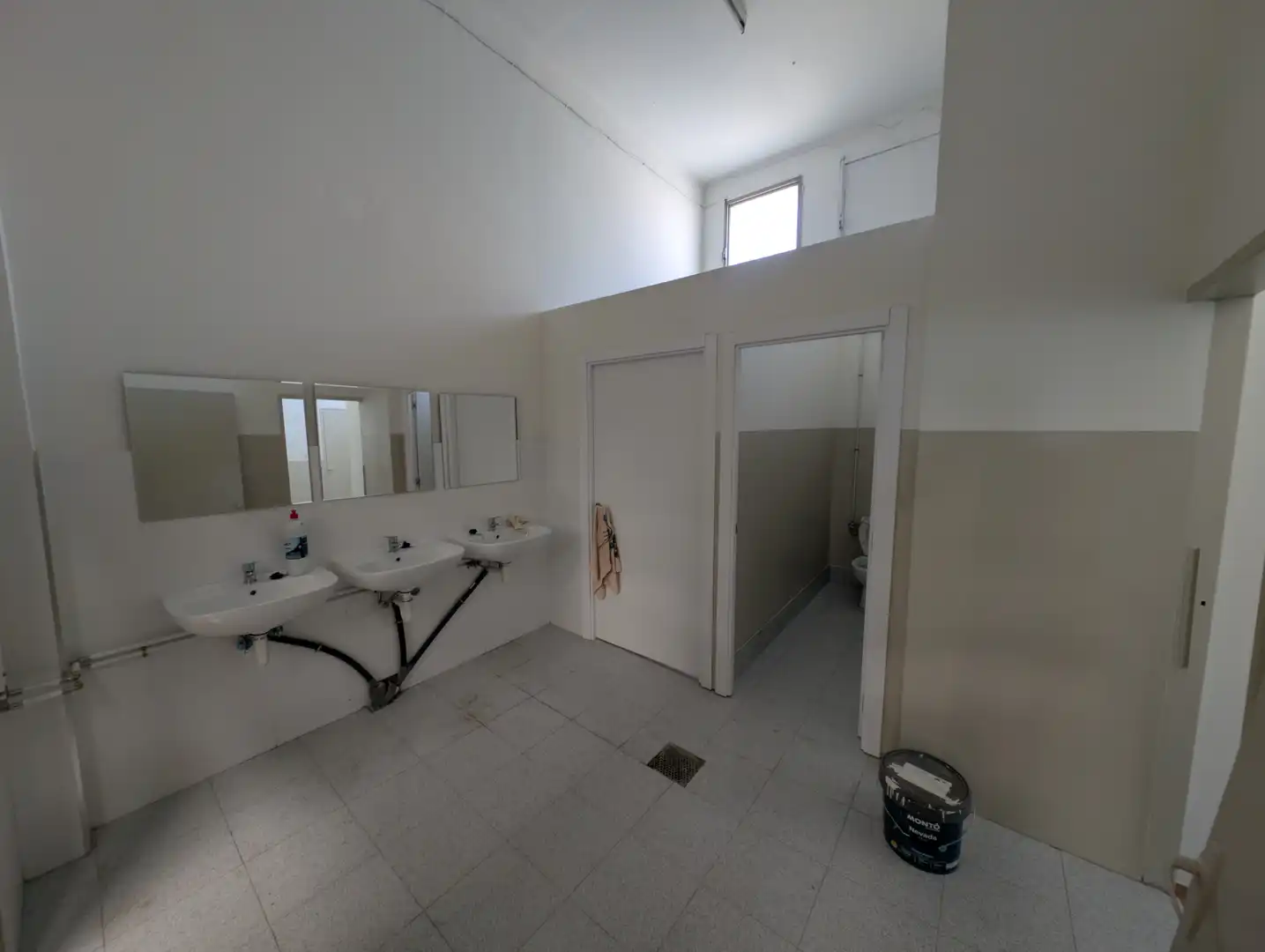 Baño de Nave industrial de alquiler en La Llagosta con Alarma