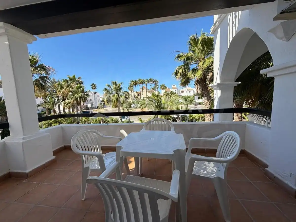 Terrasse von Wohnungen zum Verkauf in Roquetas de Mar mit Klimaanlage, Privatgarten und Terrasse