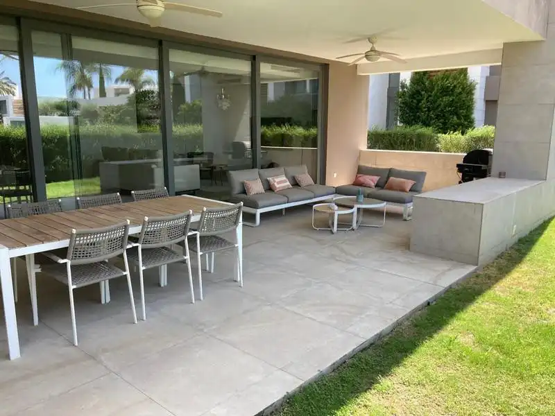 Terrasse von Erdgeschoss zur Miete in Estepona mit Klimaanlage, Heizung und Privatgarten