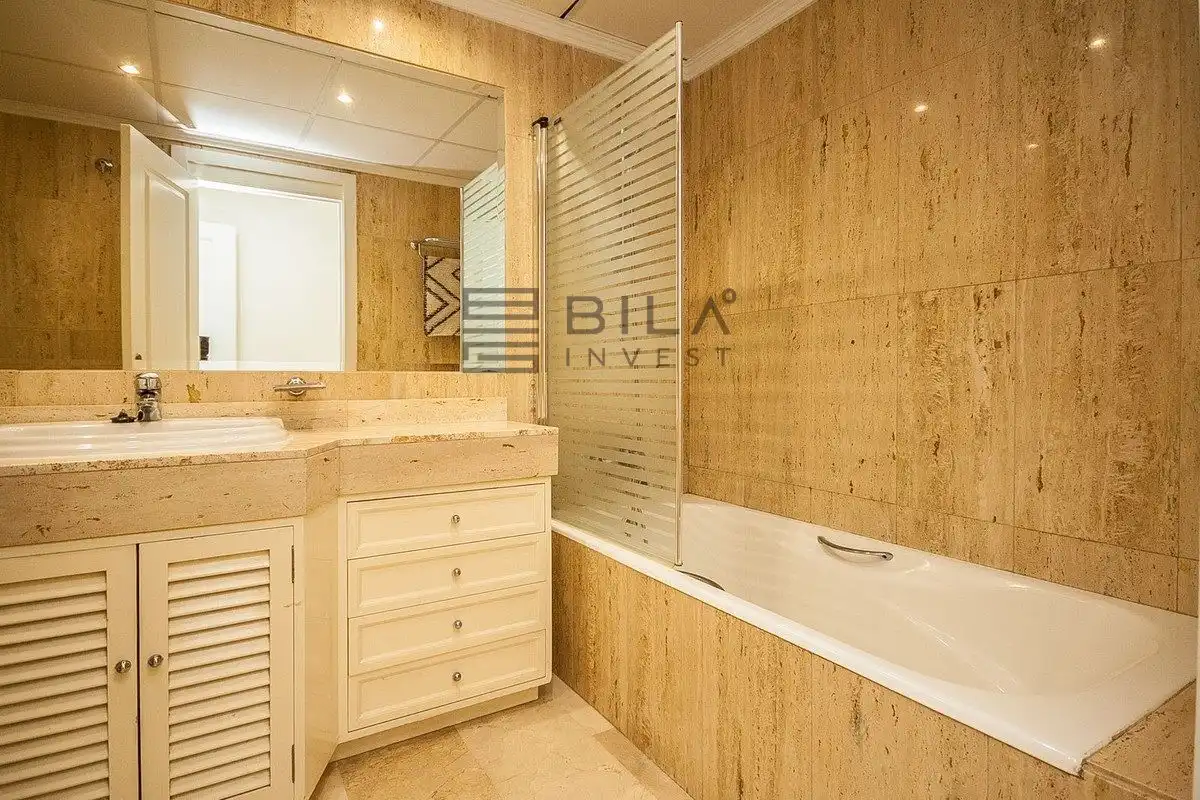 Bany de Pis en venda en Marbella amb Aire condicionat, Terrassa i Piscina
